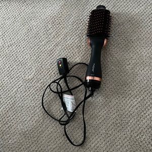 Tyche hair dryer brush